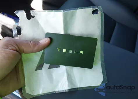 2023 Tesla Model Y Awd/Long Range Dual Motor All-Wheel Drive z USA, uszkodzony, nr VIN 7SAYGDEE7PA147213